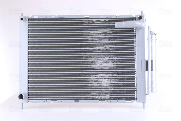 Радиатор охлаждения двигателя NISSENS 68747